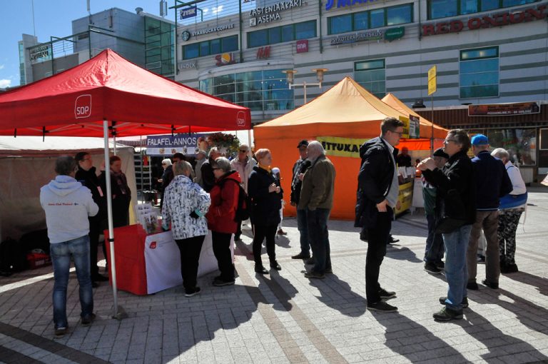 Demarit Maalaismarkkinoilla Myyrmäessä 7.9.
