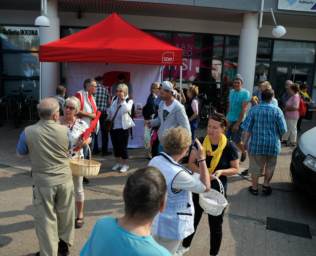Elomarkkinoilla Paalutorilla aurinko paistoi