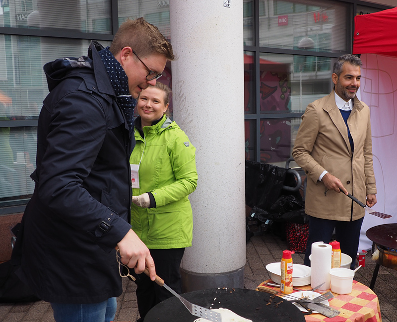 Kansanedustajat paistovat lettuja Paalutorilla