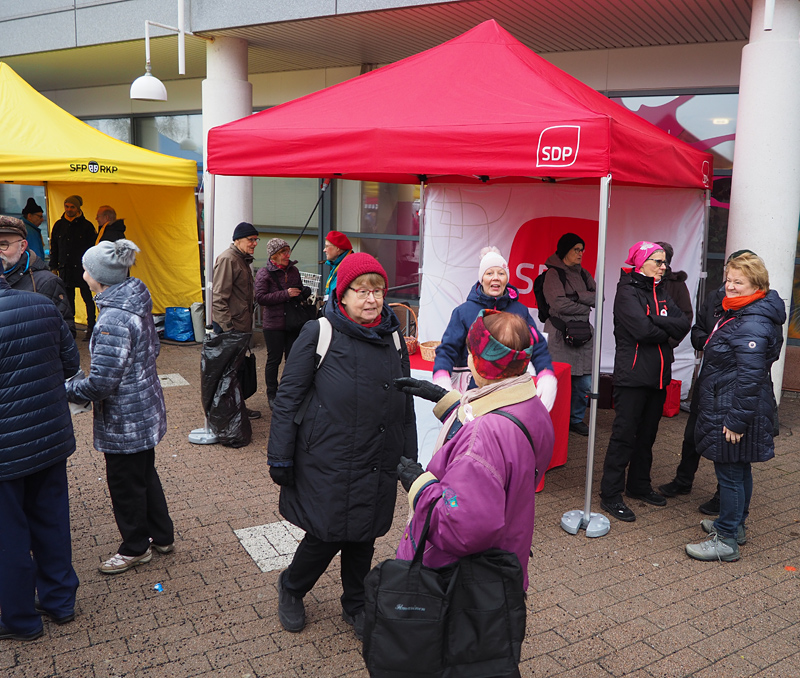 Marrasmarkkinoilla paljon keskusteluja