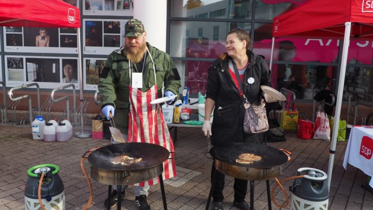 Lettuja paisteltiin ja ihmisiä tavattiin lauantaina SDP:n toimintapäivänä.