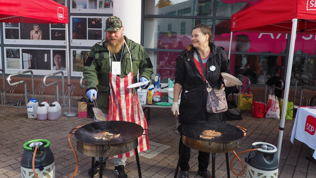Lettuja paisteltiin ja ihmisiä tavattiin lauantaina SDP:n toimintapäivänä.