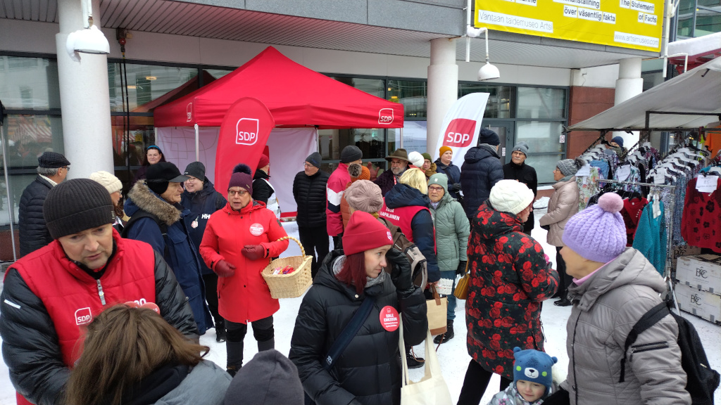 Paalutorin joulumarkkinoilla oli ruuhkaa demariteltalla!