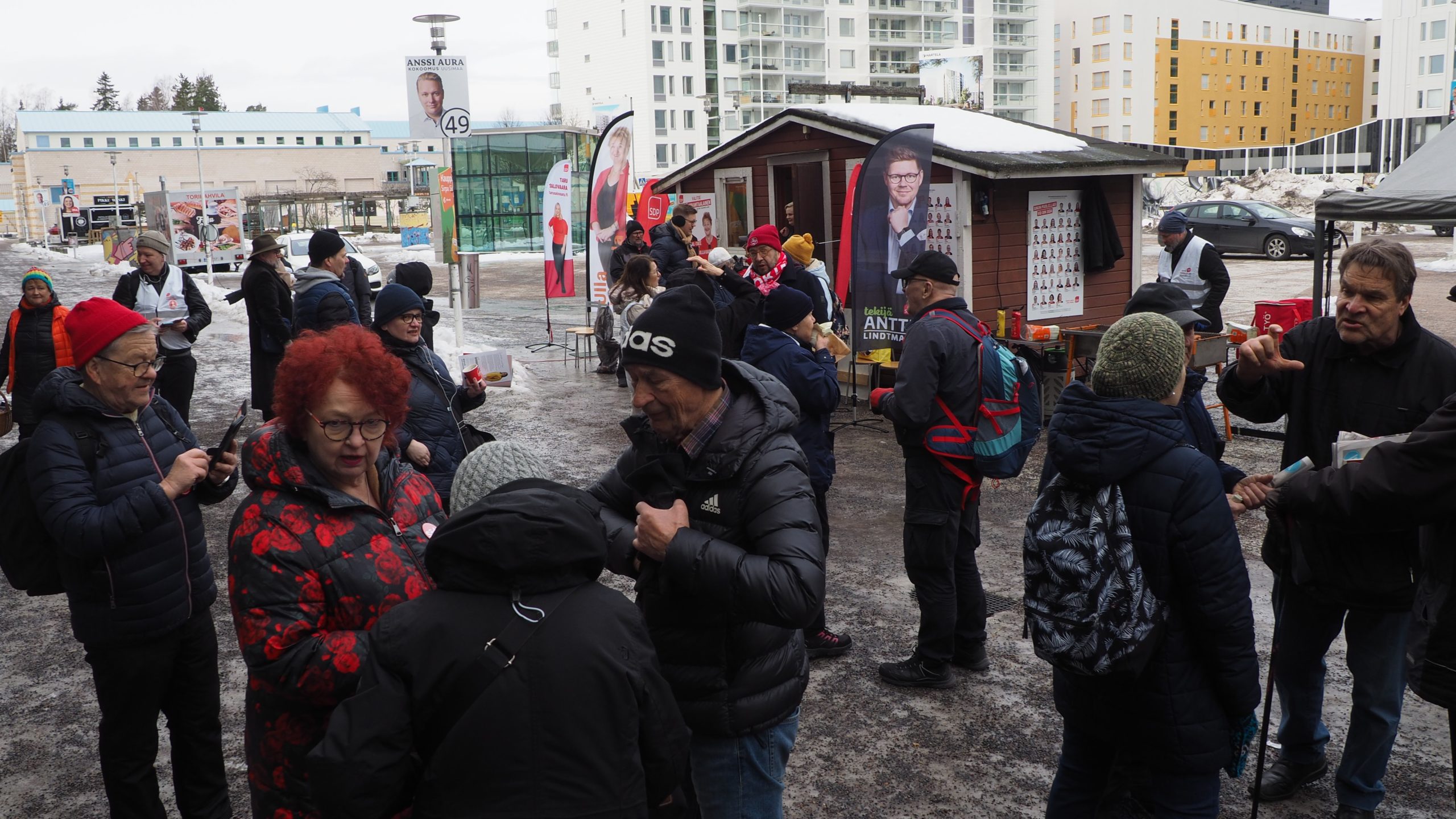 Vaalituvan avajaisissa ruuhkaa.