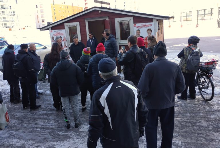 Kiitoskahvit kiinnosti yleisöä Paalutorilla.