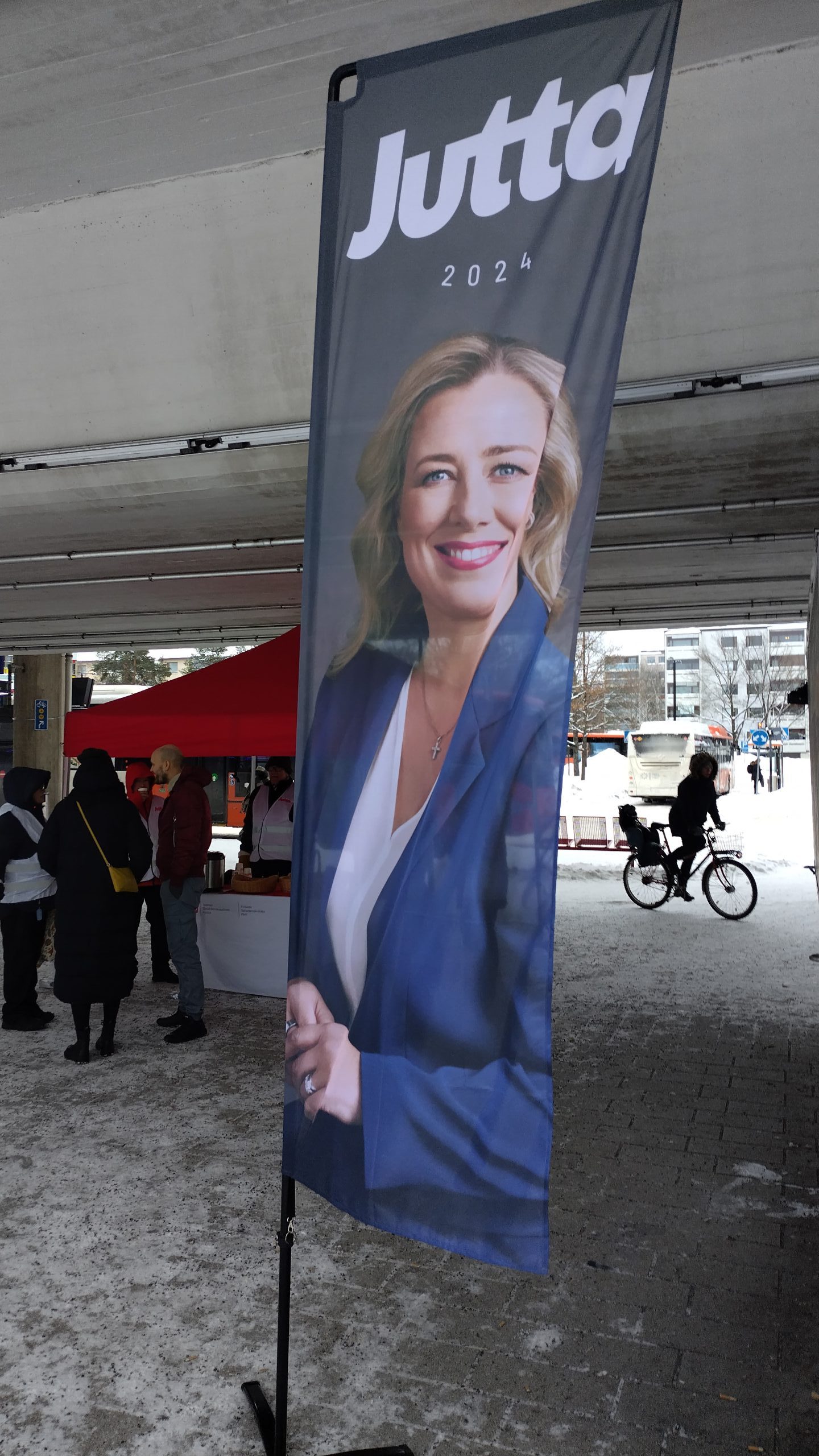 Demarit jalkautuivat Punamultatorille