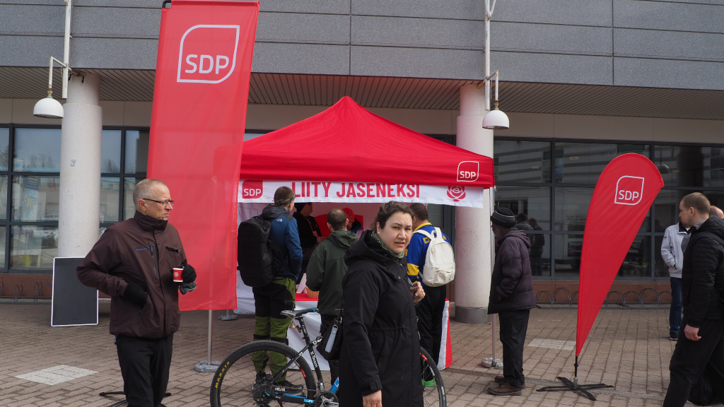 Ville Merinen ja Eero Heinäluoma vierailivat Paalutorilla