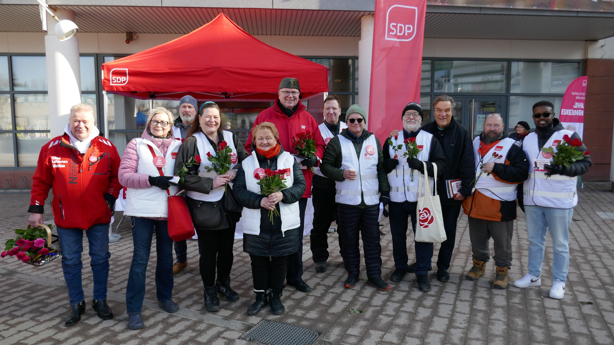 Demarit jakoivat ruusuja Paalutorilla